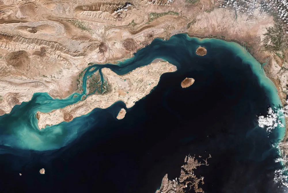 Acuerdo sobre el Estrecho de Ormuz está cerca, pero Irán no lo abrirá solo