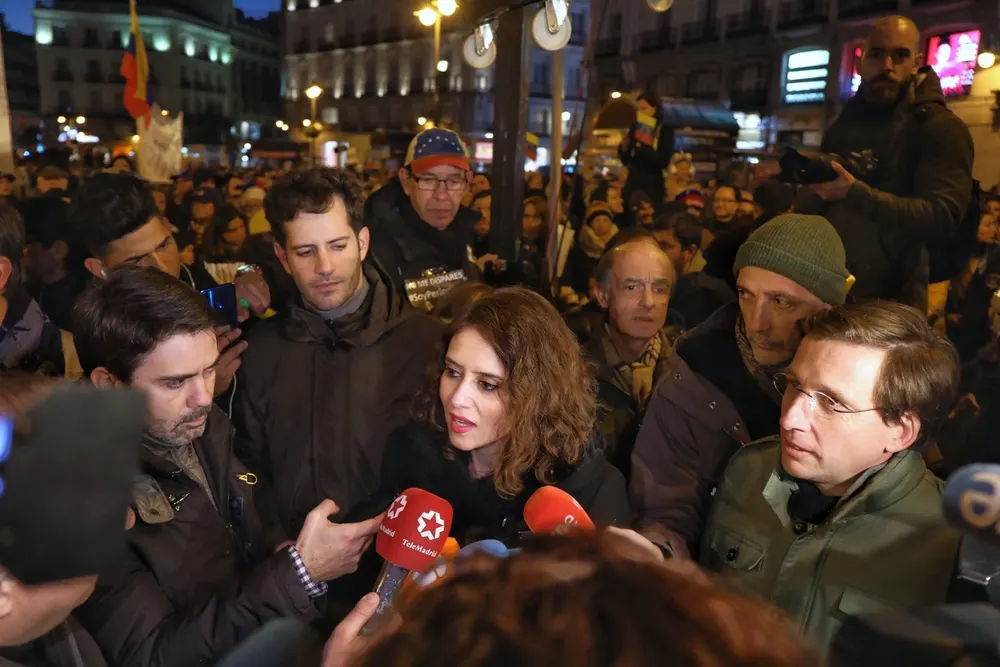 Ayuso describes the accommodation of evacuees in a sports hall as an 'absurd controversy'